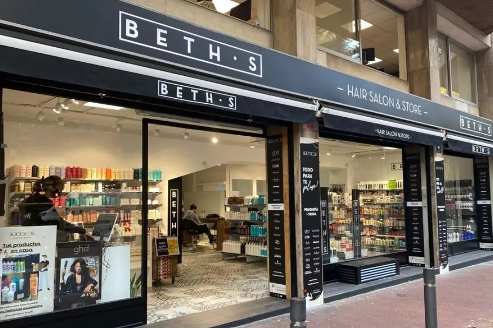 Fachada de una tienda BETH'S Hair Salon & Store que combina salón de peluquería y tienda de productos profesionales de belleza.