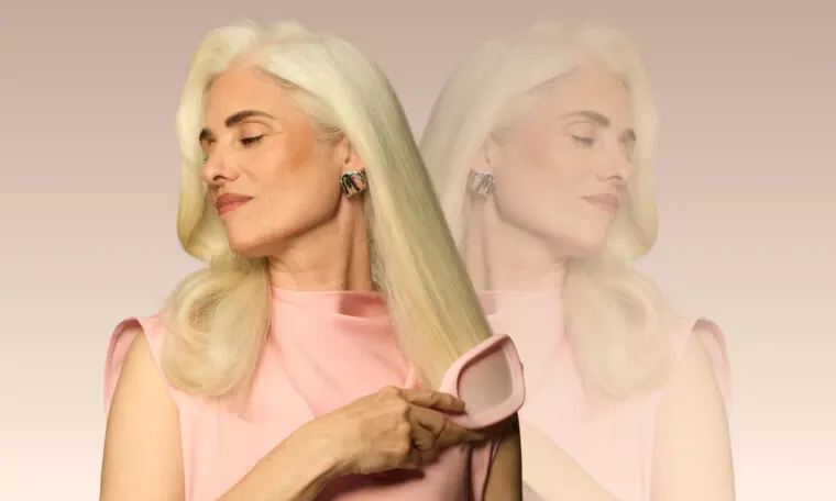 Killabrush: cepillo para el cuidado y la higiene capilar Mujer de cabello rubio utilizando un cepillo Killabrush