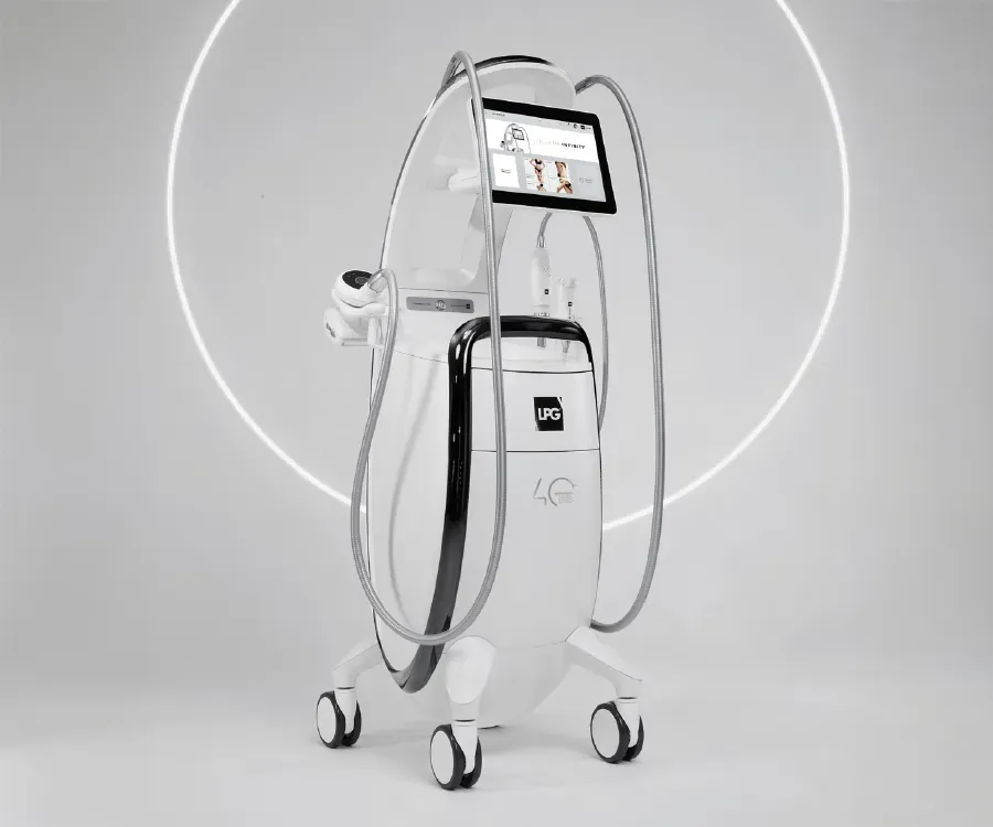 LPG Cellu M6 Infinity, equipo de Endermologie para tratamientos corporales Equipo LPG Cellu M6 Infinity utilizado en tratamientos de Endermologie para estimular la piel, mejorar la circulación y remodelar la silueta de forma no invasiva.