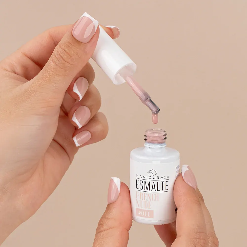 Aplicación del esmalte French Nude de Manicura24 Aplicación del esmalte semipermanente French Nude de Manicura24 sobre una manicura francesa en tono nude.