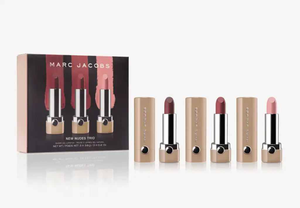 Estuche Marc Jacobs Beauty Nudes Trio con tres barras de labios en tonos nude y rosados sobre fondo blanco.