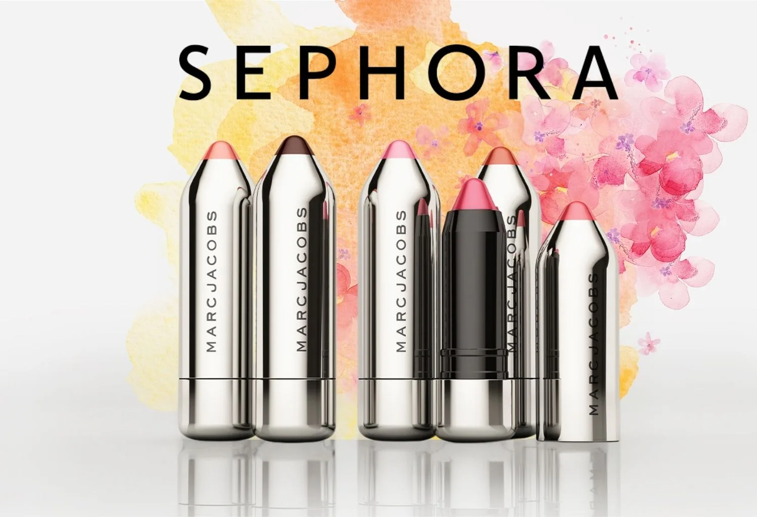 Productos de la nueva colección de Marc Jacobs Beauty presentados en Sephora, con barras de labios y delineadores que representan el regreso de la marca al maquillaje de color.