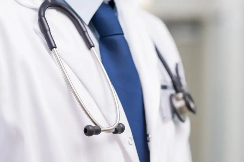 Medicina estética y tratamientos de cosmética regenerativa Profesional médico con bata blanca y estetoscopio en una clínica