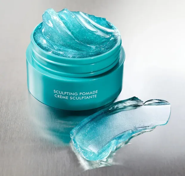 Textura de Moroccanoil Sculpting Pomade en envase abierto