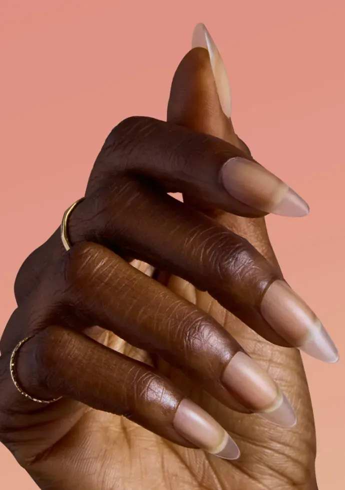 Manicura nude con OPI GELevate Builder Gel Primer plano de una mano con manicura nude de aspecto natural realizada con el sistema OPI GELevate Builder Gel.