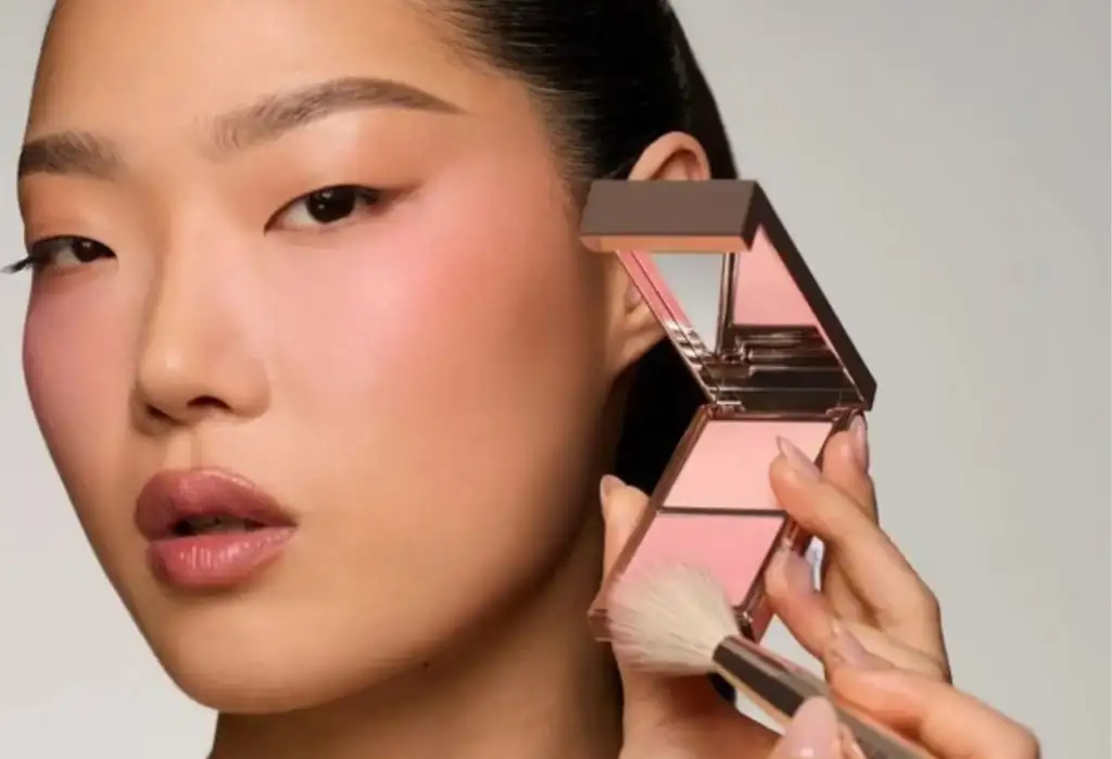 Aplicación del Transition Blush de Patrick Ta Aplicación de colorete rosa en degradado con productos de Patrick Ta