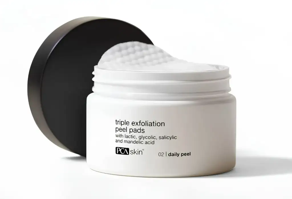 PCA Skin Triple Exfoliation Peel Pads – Almohadillas exfoliantes de triple acción Envase de PCA Skin Triple Exfoliation Peel Pads con almohadillas exfoliantes de triple acción formuladas con ácido láctico, glicólico, salicílico y mandélico.