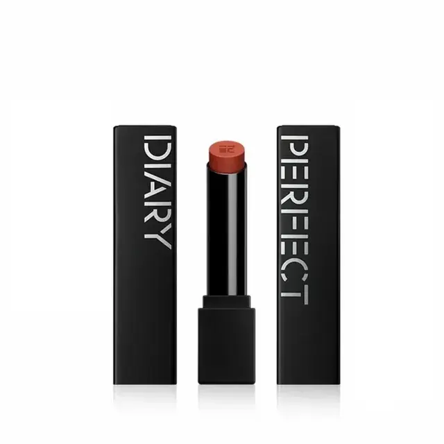 Labial Perfect Diary en tono rojizo con envase negro