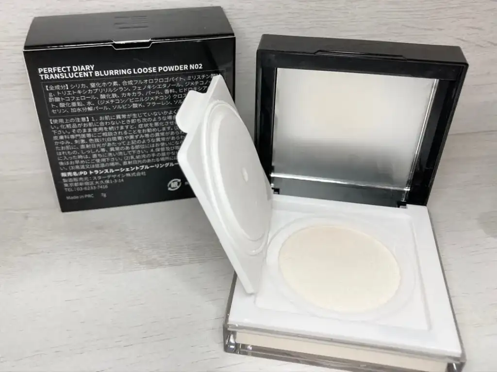 Polvos translúcidos Perfect Diary Translucent Blurring Loose Powder con estuche y aplicador