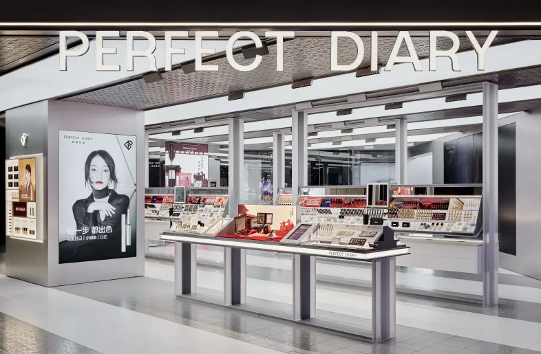 Interior de una tienda Perfect Diary con expositores de maquillaje y productos cosméticos