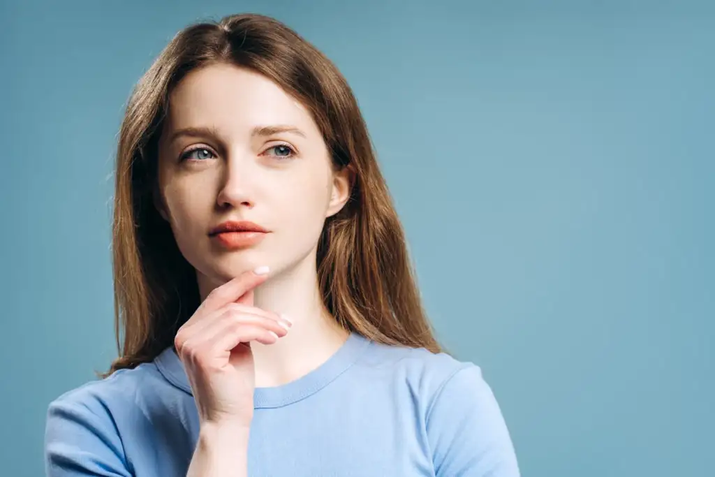 Cosmética regenerativa y expectativas sobre sus resultados Mujer observando el aspecto de su piel antes de un tratamiento cosmético regenerativo