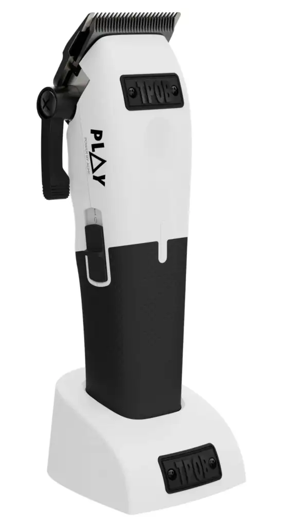 TPOB Play – clipper profesional con base de carga Clipper profesional TPOB Play en blanco y negro colocada sobre su base de carga.