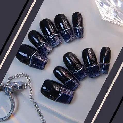 Set de uñas press-on negras reutilizables con degradado brillante y detalles plateados