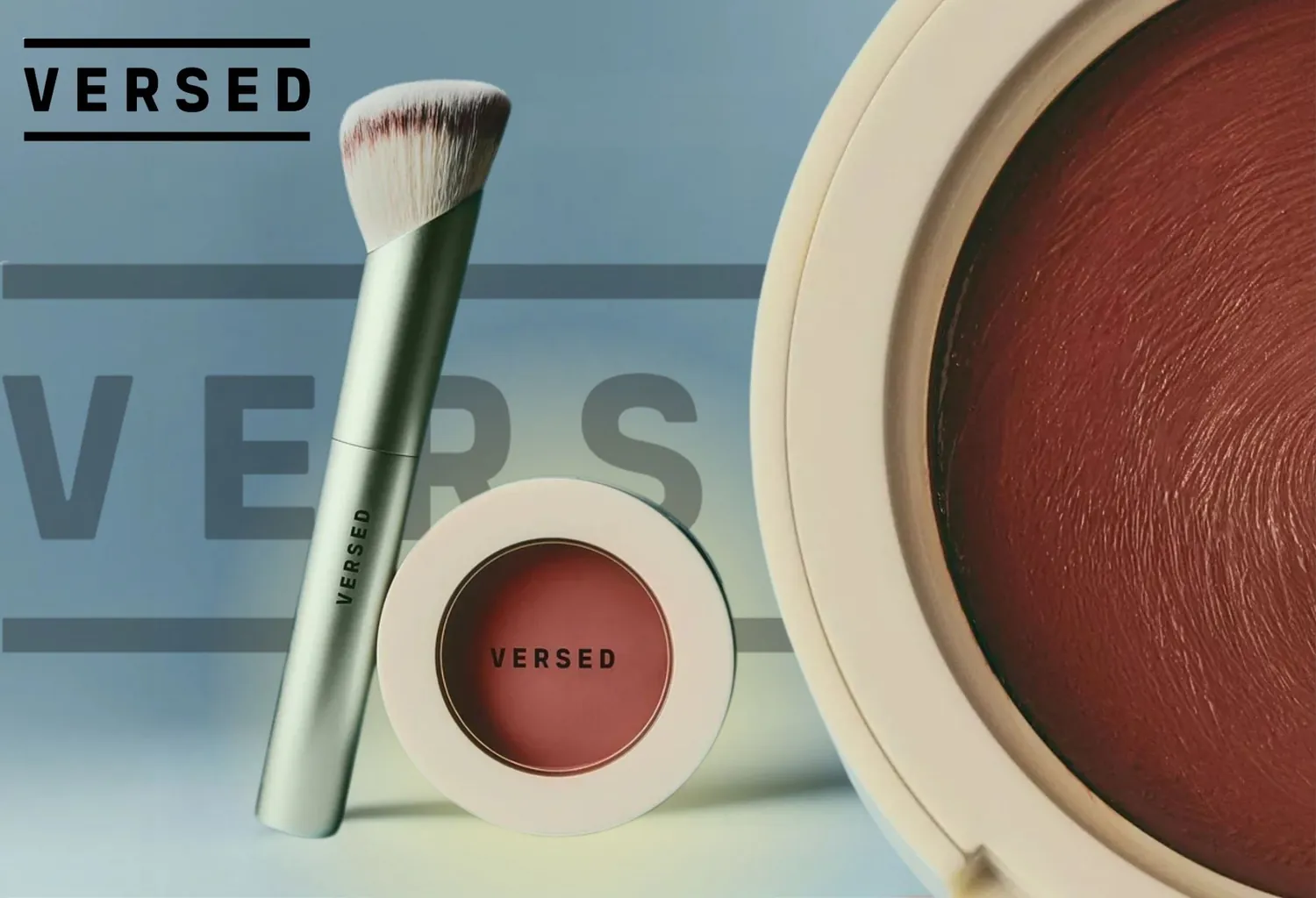 Colorete Versed junto a una brocha de maquillaje