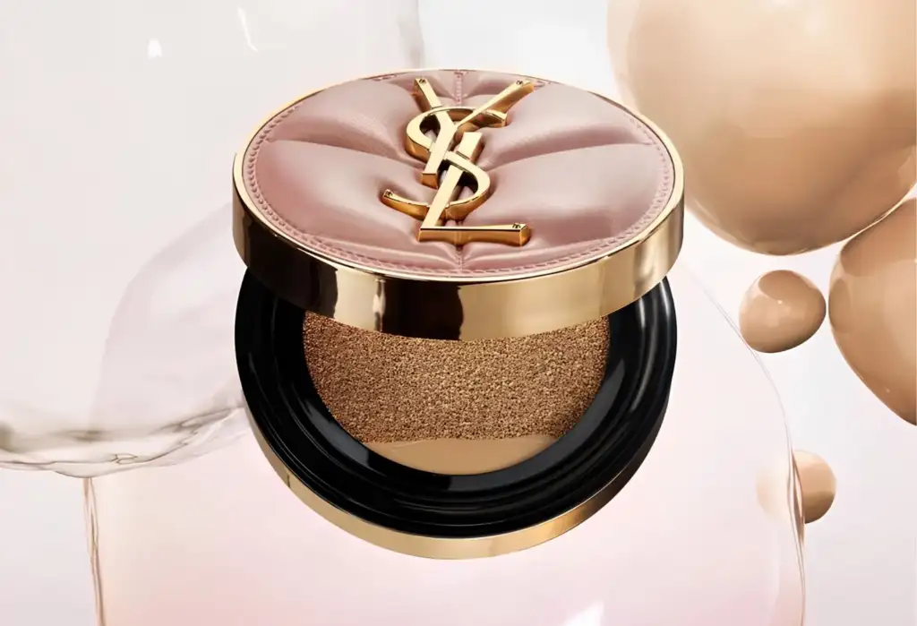 YSL Skin Affair Soft Glow Cushion Foundation Detalle de YSL Skin Affair Soft Glow Cushion Foundation con compacto rosa y dorado