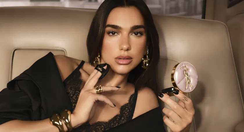 YSL Skin Affair Soft Glow Cushion Foundation Modelo mostrando YSL Skin Affair Soft Glow Cushion Foundation y su aplicador
