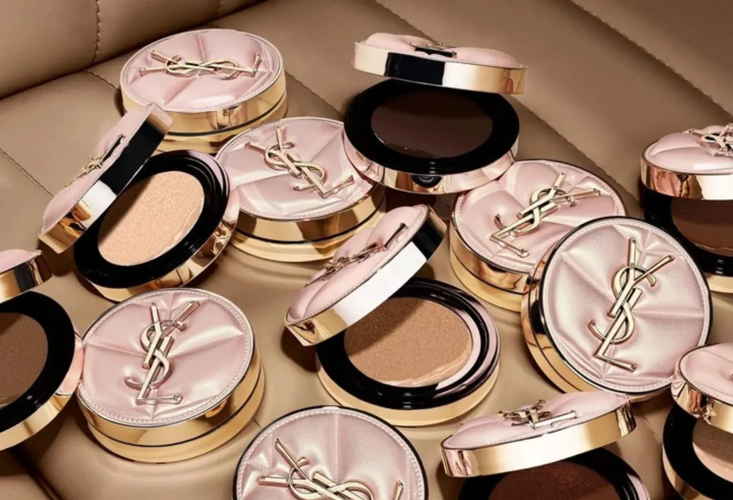 YSL Skin Affair Soft Glow Cushion Foundation en compactos rosa perla con logo dorado