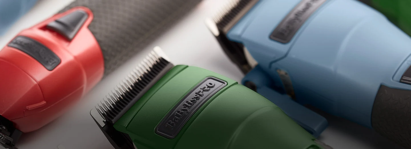 Máquinas BaBylissPRO FXONE en verde, azul y naranja con logotipo visible