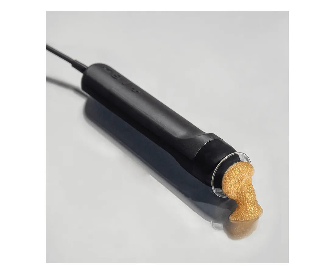 Cabezal profesional de Glo₂Facial con OxyPod durante la reacción de Oxfoliation