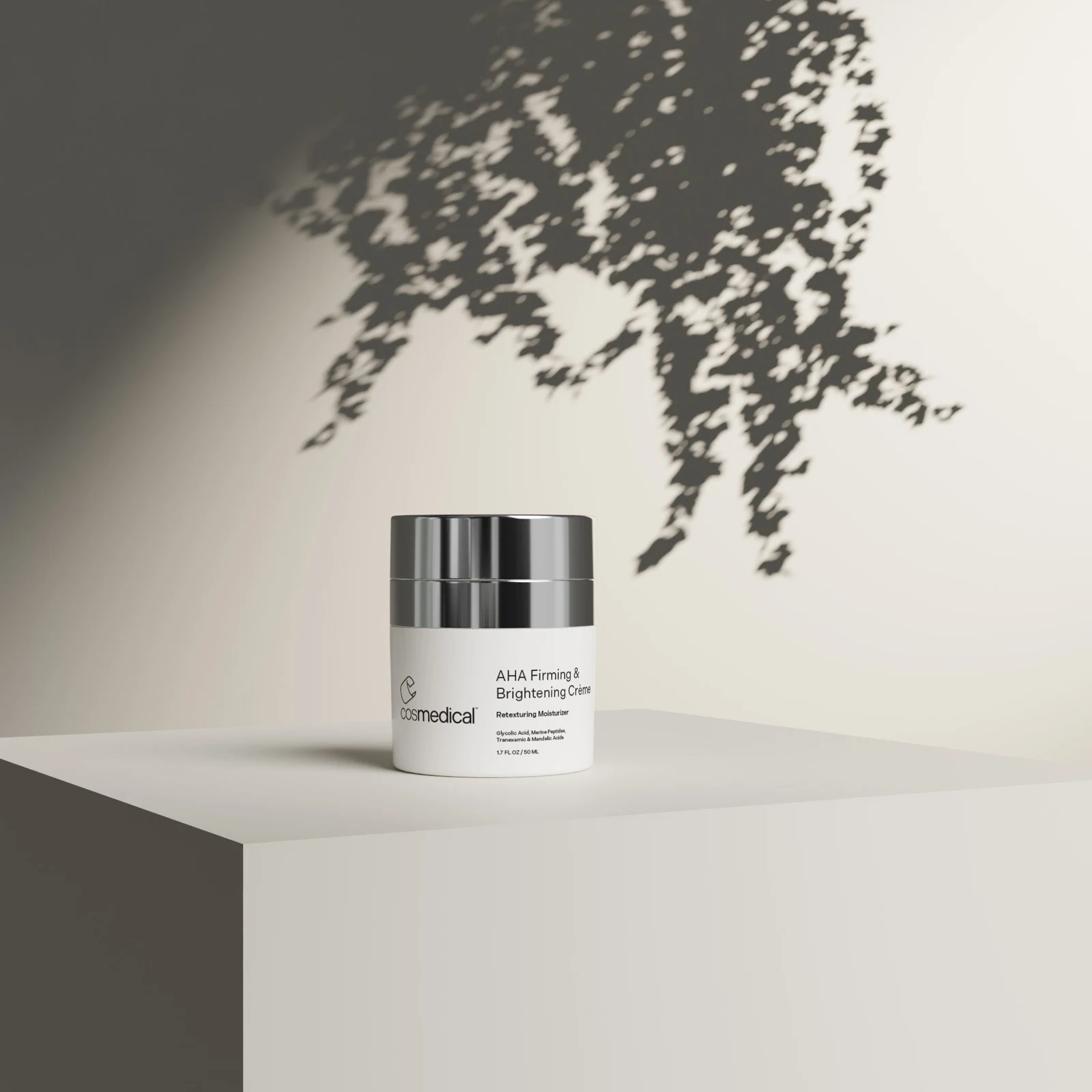 Crema AHA de Cosmedical en una fotografía de campaña con sombras naturales
