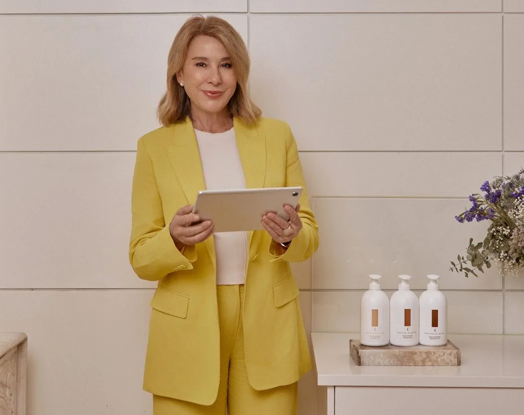 Cristina Galmiche junto a productos de su línea cosmética