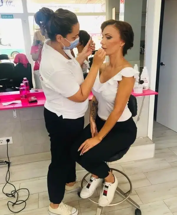 Profesional realizando un maquillaje en una fotografía de D’Alba Académie Esthétique