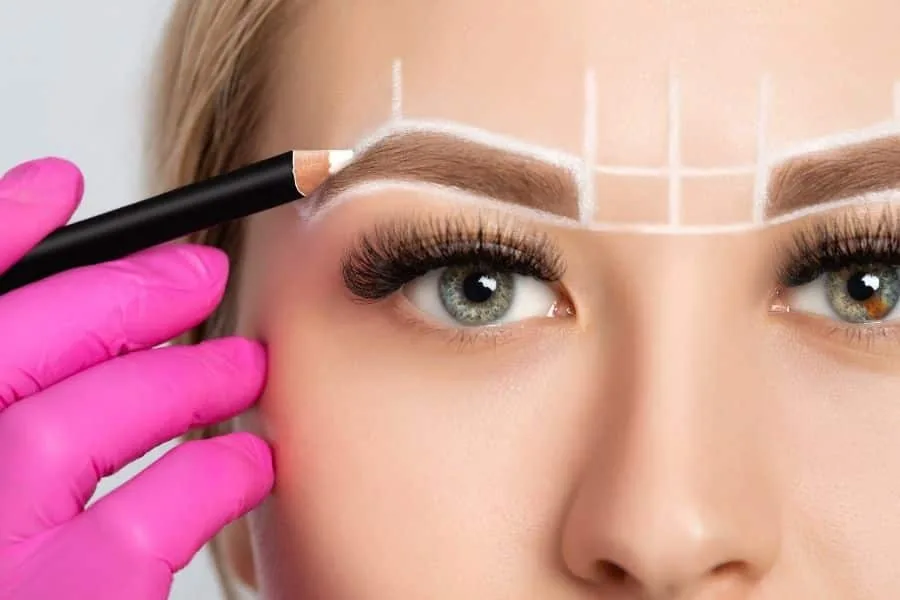 Diseño previo de cejas en la imagen de formación en micropigmentación de D’Alba