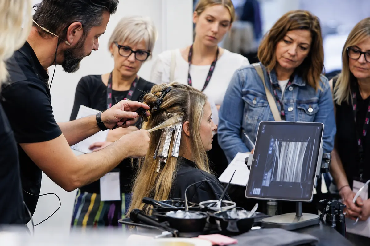 Educador muestra una técnica de coloración y diagnóstico digital a profesionales de peluquería