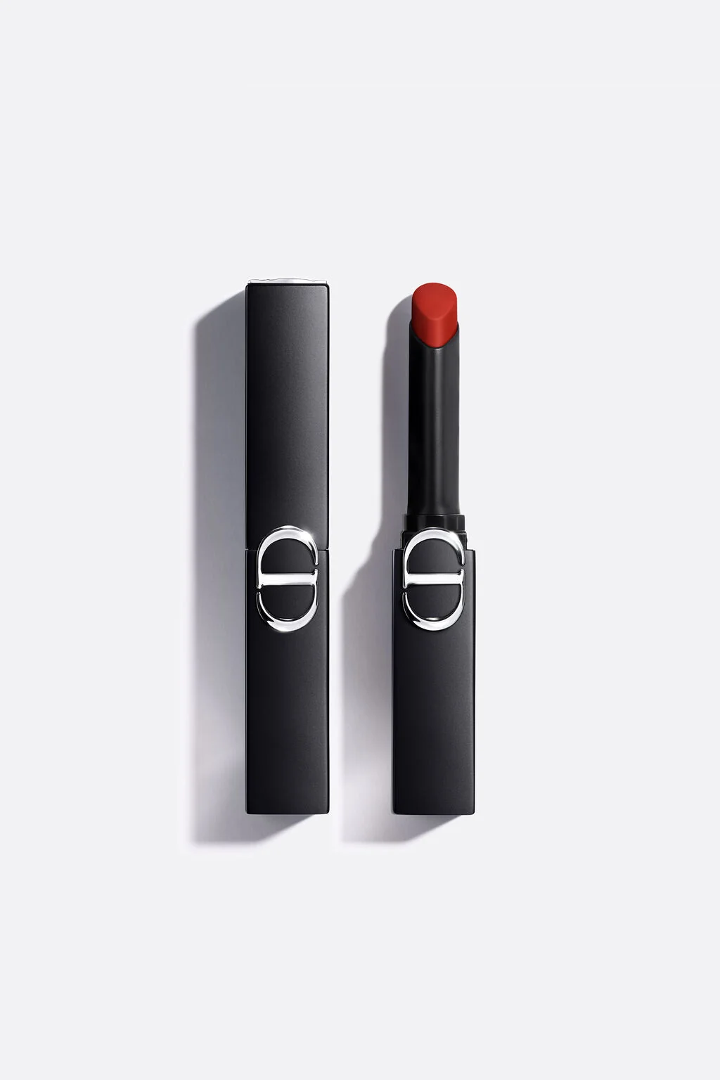 Barra de labios roja y estuche negro con monograma CD