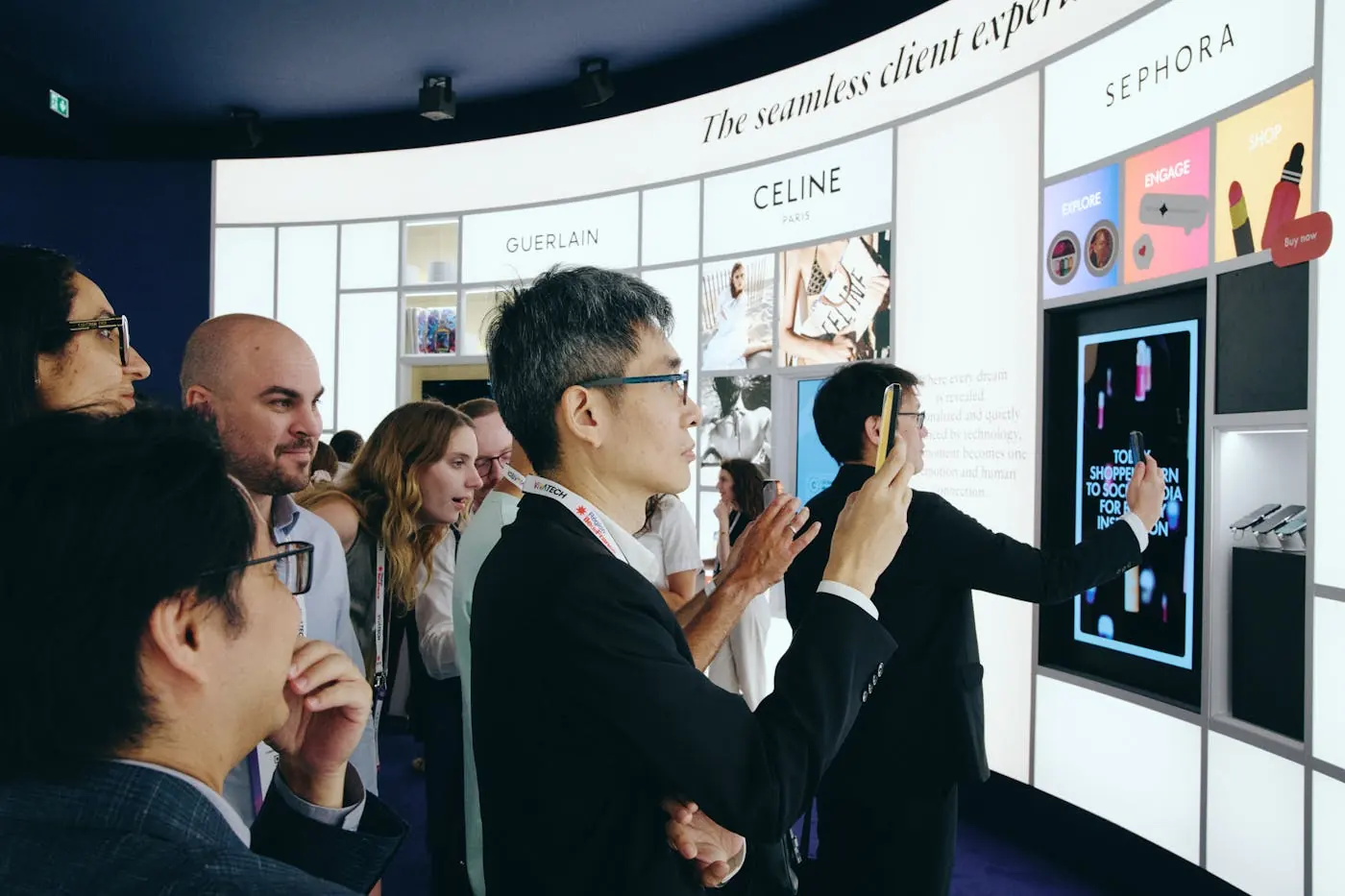 Visitantes observan la demostración de Sephora junto al espacio de Guerlain en DreamGallery
