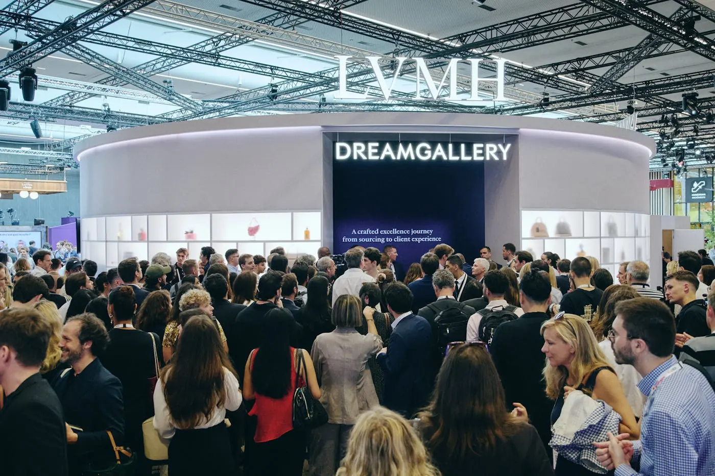 Visitantes ante la entrada de DreamGallery de LVMH en VivaTech 2026