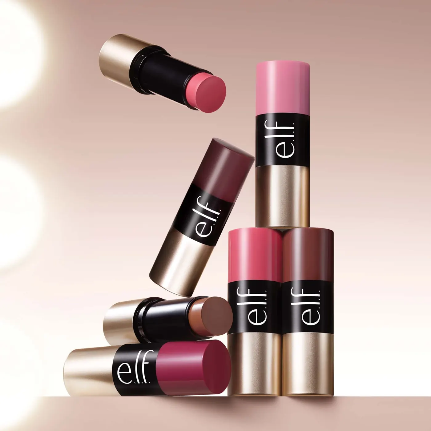 Barras de bronceador y colorete e.l.f. Soft Glam en una fotografía oficial del lanzamiento