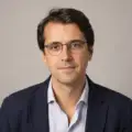 Retrato generado de Elías, redactor de Noticias Belleza