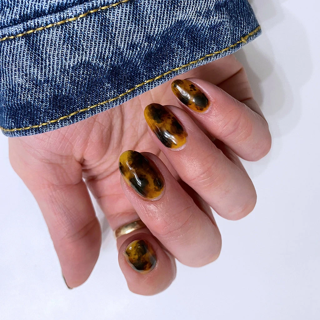 Uñas ovaladas con diseño carey en una imagen de En Vogue