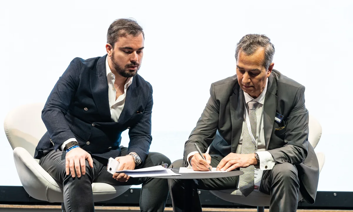 João Vale y Juan Antonio López-Pitalúa durante la firma de los estatutos de ESAM