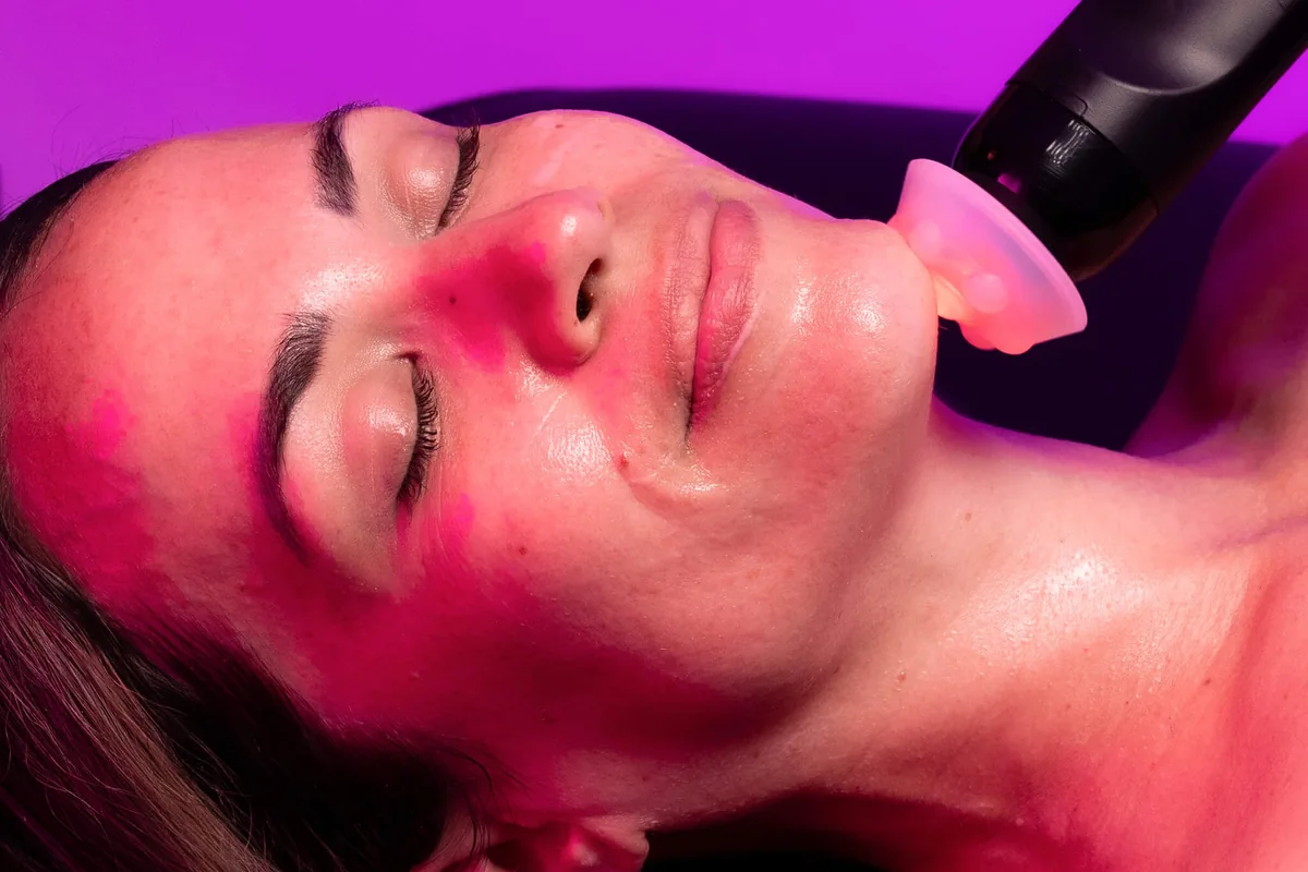 Fase de masaje y drenaje del tratamiento profesional Glo₂Facial ExoFirm