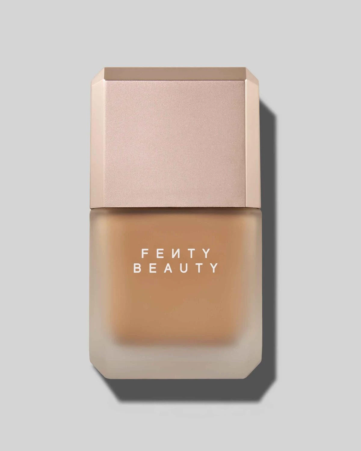 Envase de la base Pro Filtr Fluid Flex de Fenty Beauty en 386W