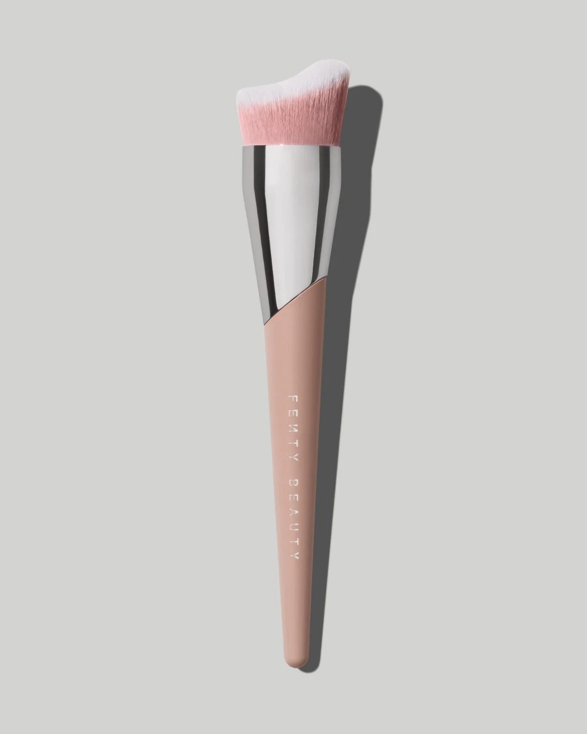 Brocha inclinada Fluid Flex 165 de Fenty Beauty