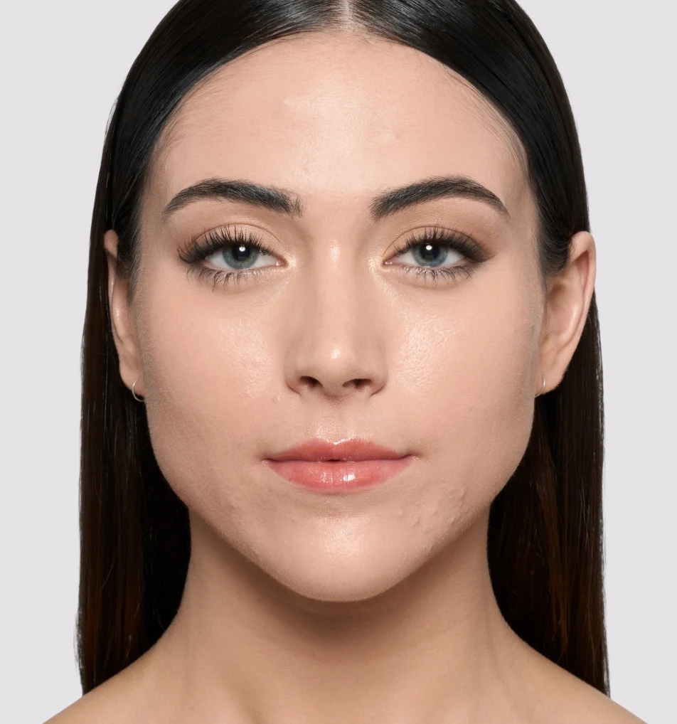 Modelo de la campaña Fluid Flex con acabado mate natural