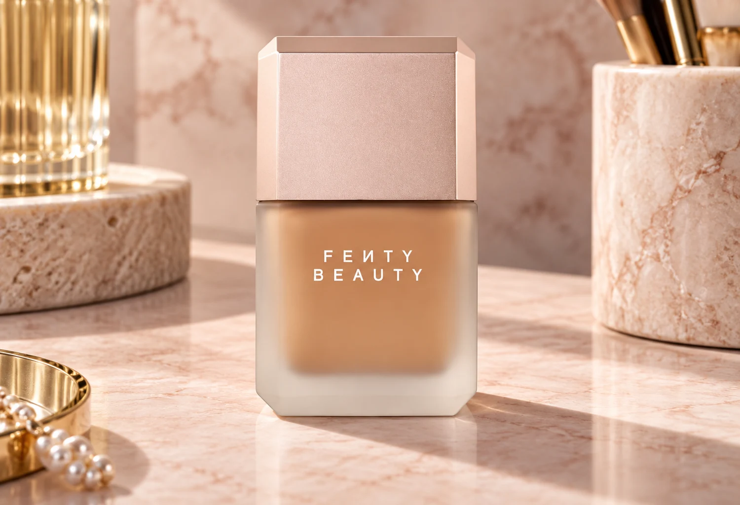 Frasco de Fenty Beauty Pro Filtr Fluid Flex sobre un tocador claro