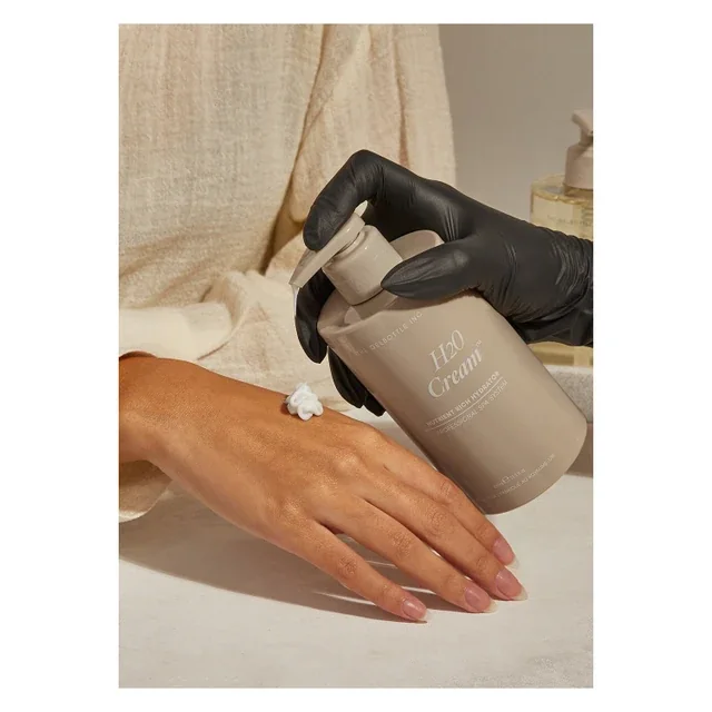Profesional dosificando H2O Cream sobre una mano