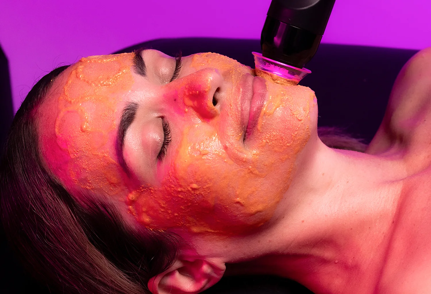 Tratamiento profesional Glo₂Facial ExoFirm aplicado sobre el rostro