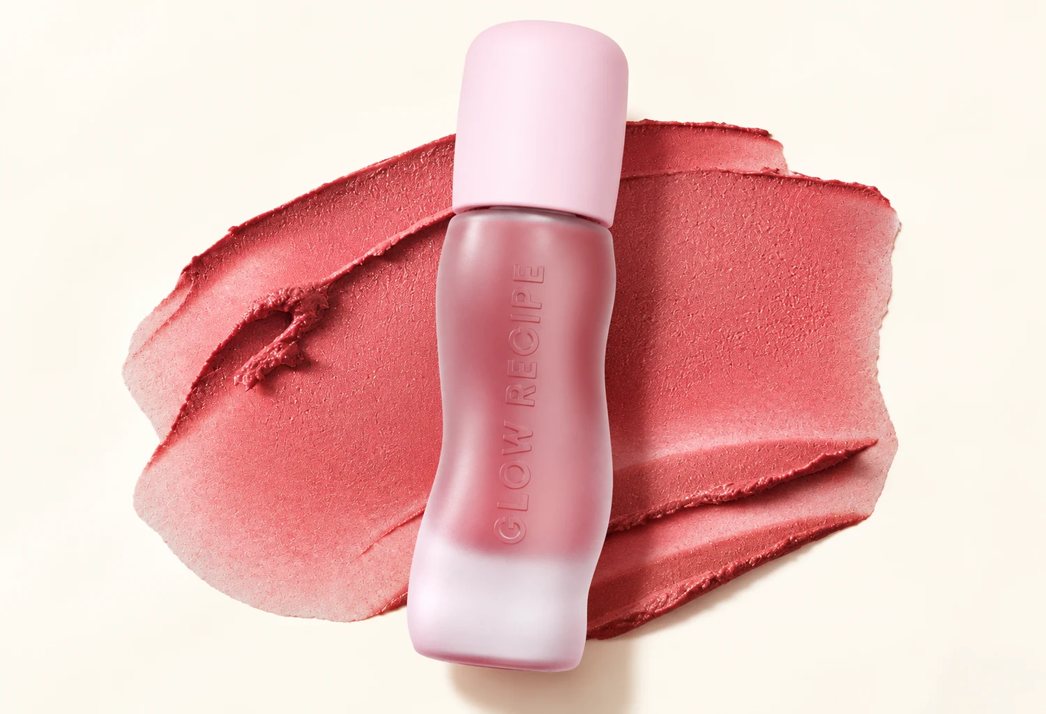 Bálsamo Lip Blur Balm de Glow Recipe con su envase rosa y muestra de textura