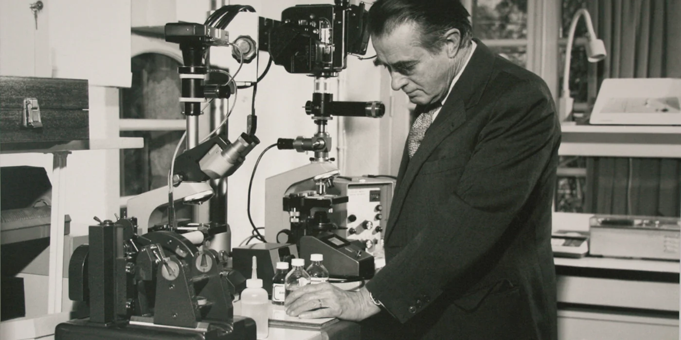 Marcel Contier en un laboratorio, fotografía histórica en blanco y negro