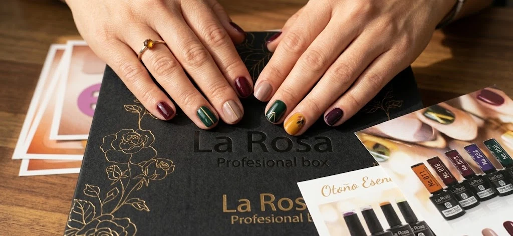 Manicura de inspiración otoñal en la campaña La Rosa