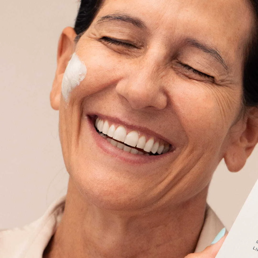 Mujer aplicándose un cosmético facial en una campaña de LICO