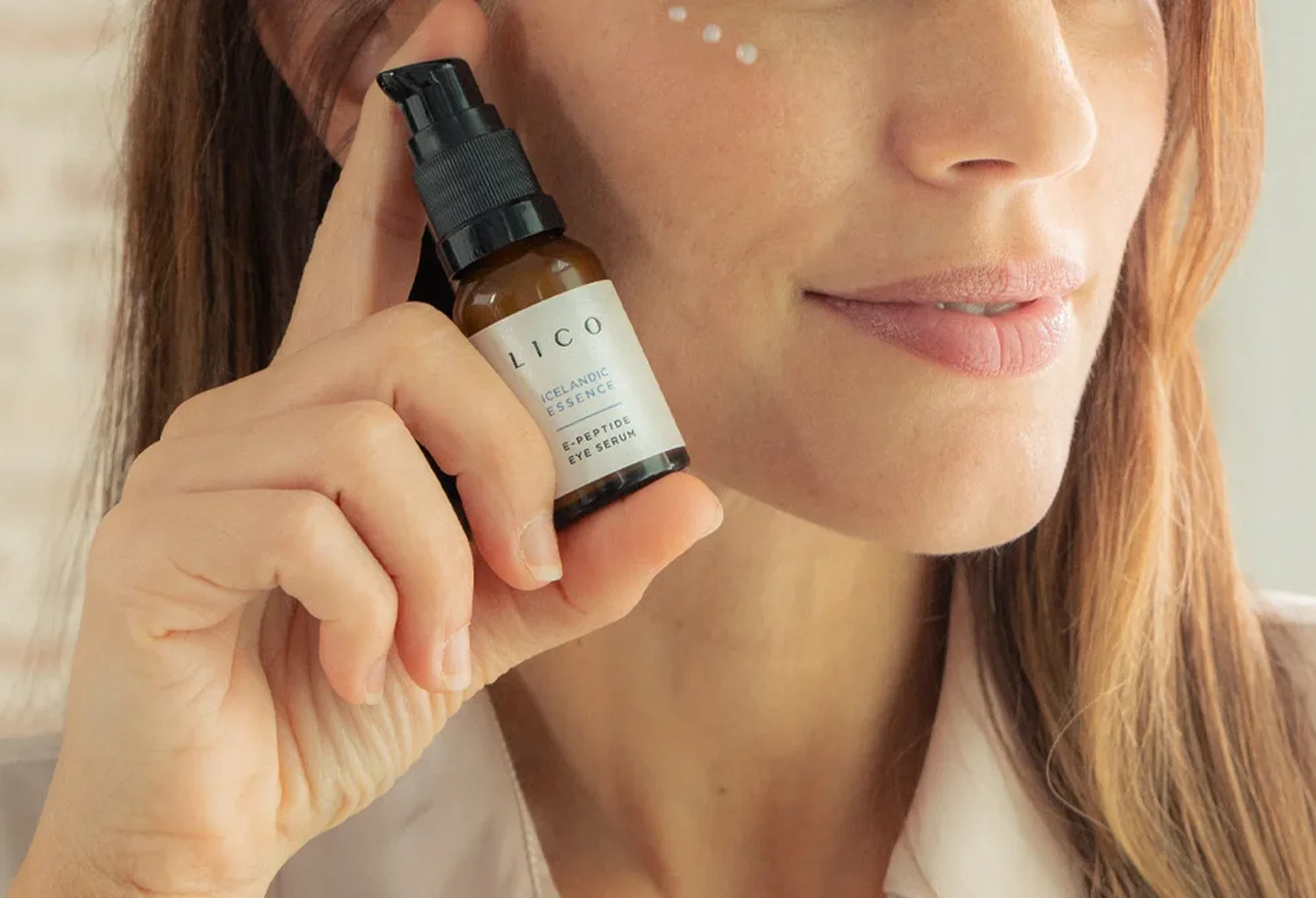 Modelo con un producto de LICO Cosmetics en una fotografía de campaña