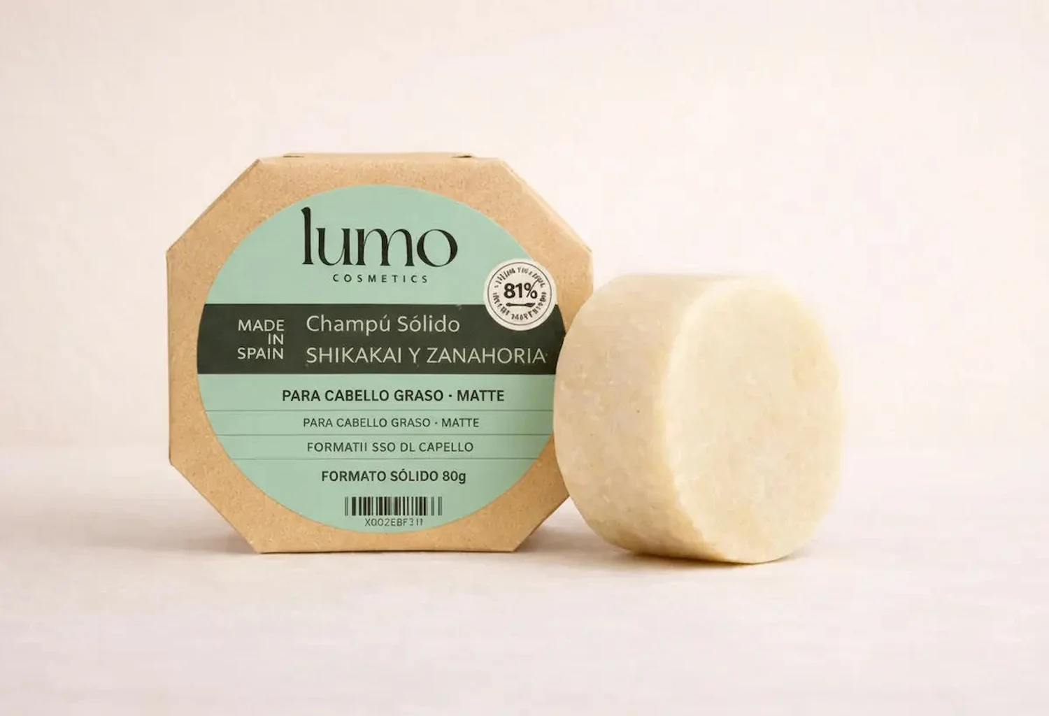 Champú sólido Shikakai y Zanahoria con envase y logotipo de Lumo Cosmetics
