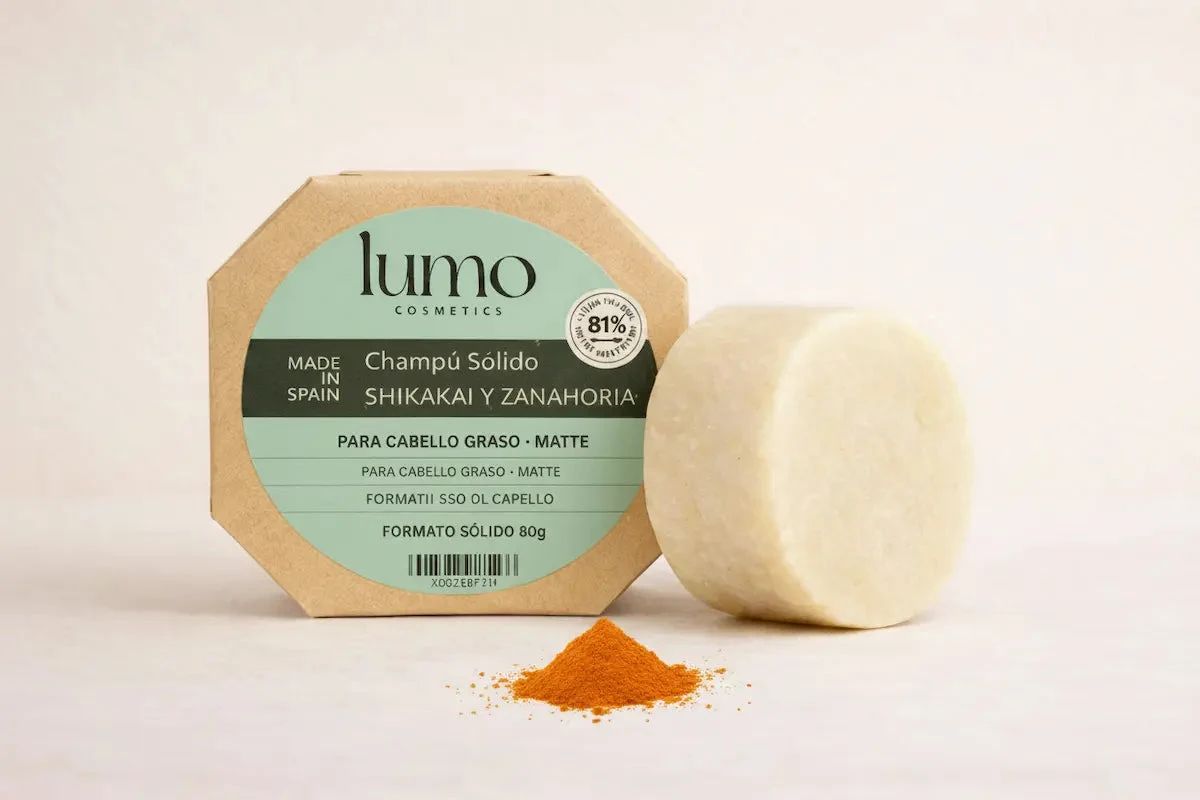 Envase y pastilla de champú Shikakai y Zanahoria de Lumo Cosmetics