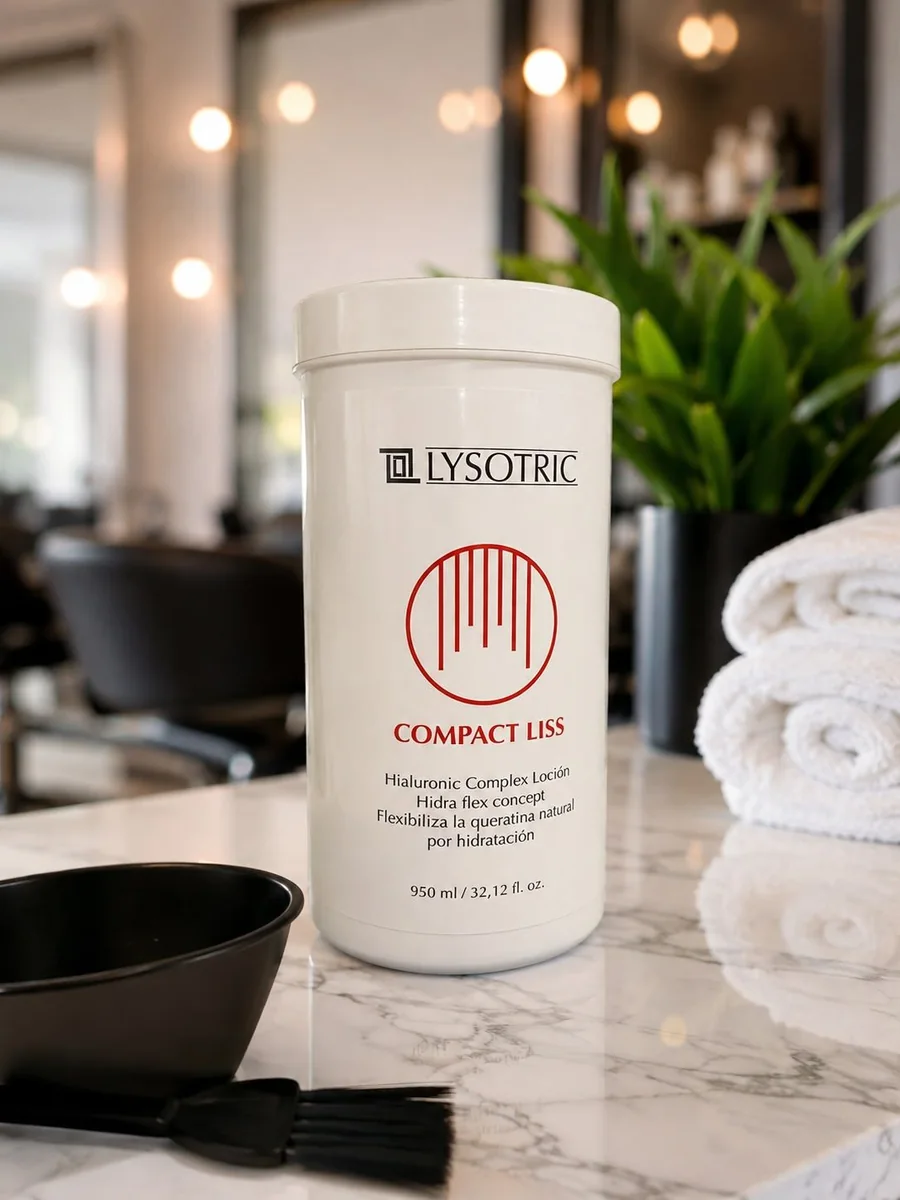 Envase LYSOTRIC Compact Liss fotografiado en un salón profesional